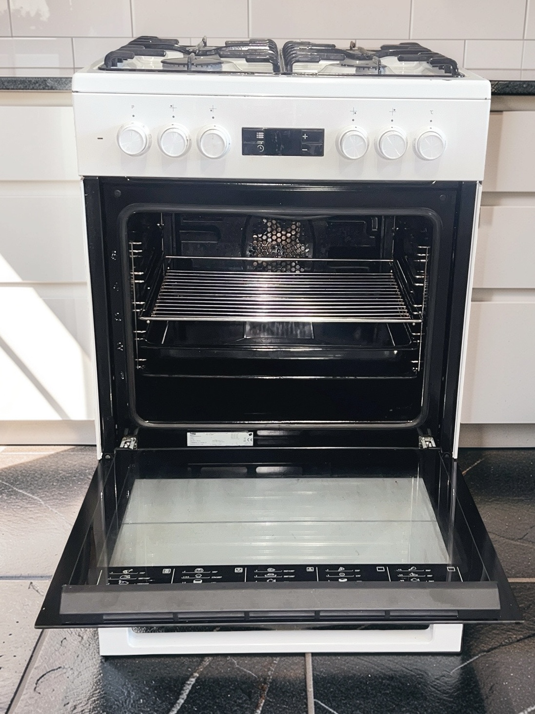Gasfornuis BEKO met Heteluchtoven FSM62320DWS Outlet €229,- - Image 3